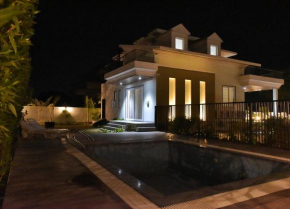 Miami - Luxury Villa with Home Theater & Pool